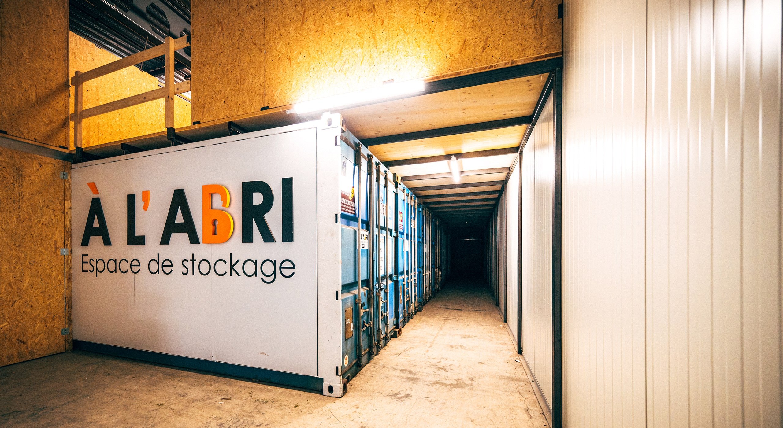 Intérieur de l'accueil de l'espace de stockage À l'abris