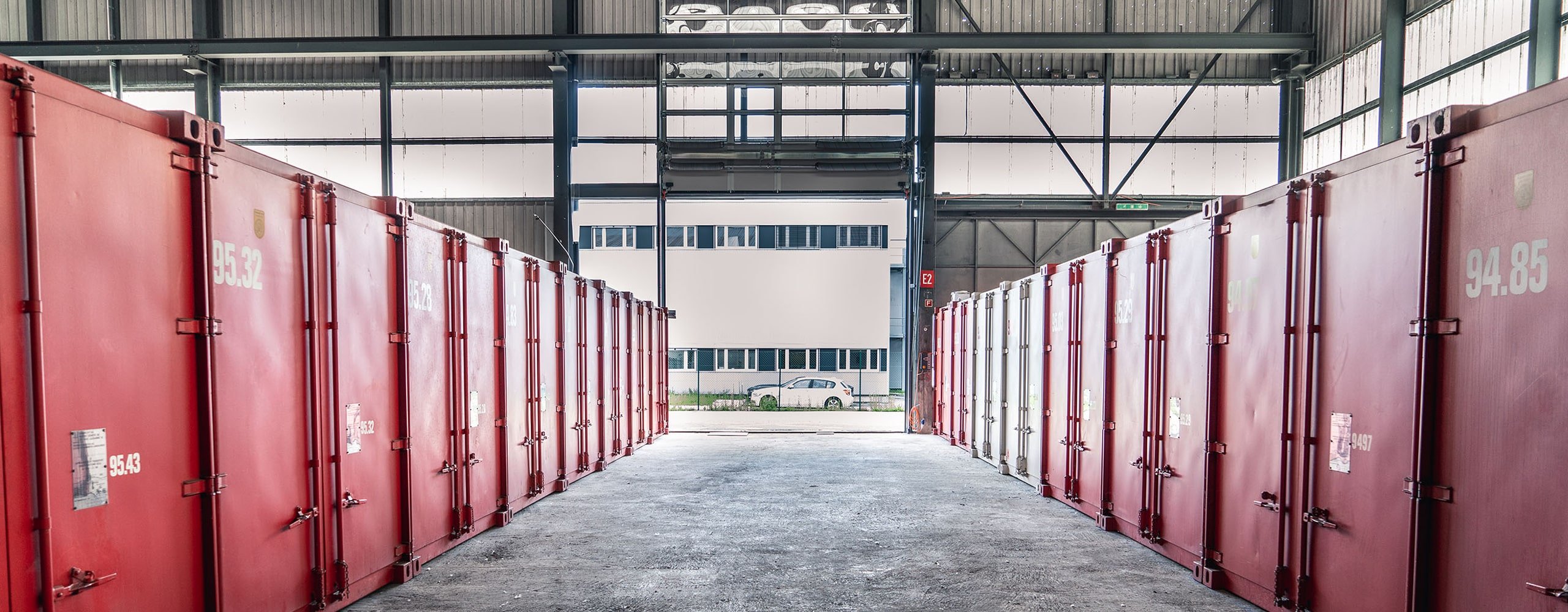 Ensemble de conteneurs de stockage fermés et sécurisés À l'abris