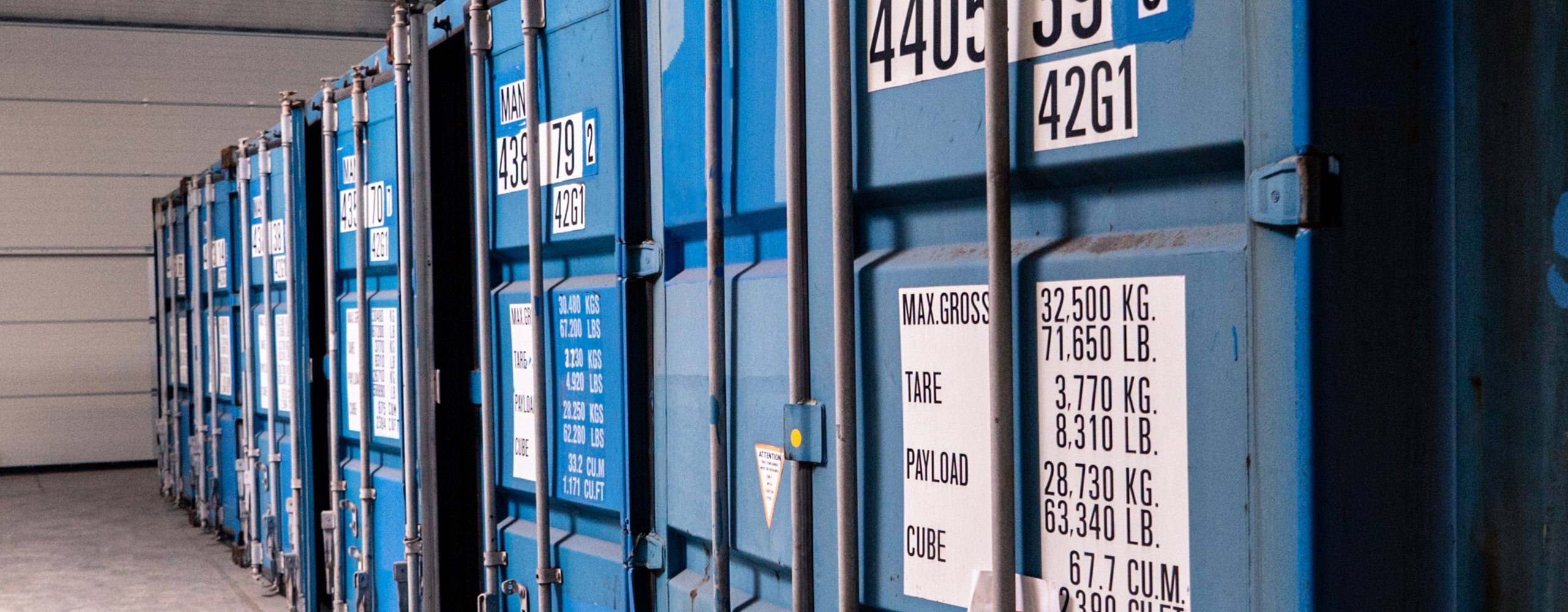 Ensemble de containers sécurisés à louer À l'abris